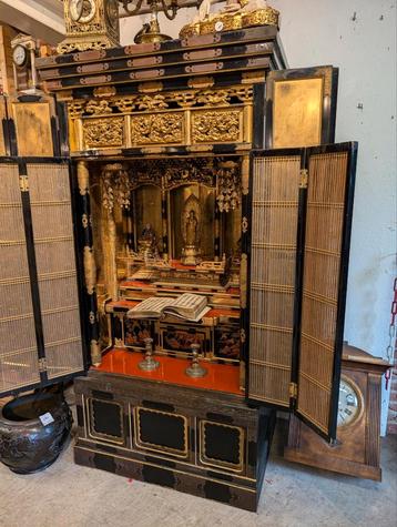 Antieke boeddhistische kast. €3000 beschikbaar voor biedingen