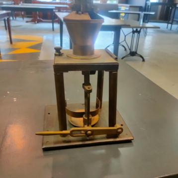 Koffie molen Antiek beschikbaar voor biedingen