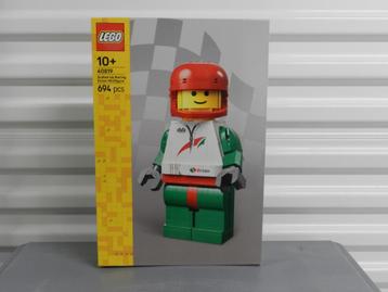 LEGO Grote minifiguur van een coureur (40819) beschikbaar voor biedingen