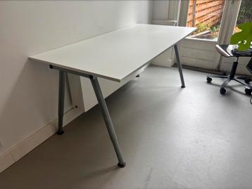 Ikea Galant bureau met verstelbare poten wit met grijs