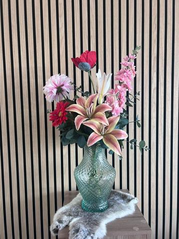 Kunstbloemen in stijlvolle vaas beschikbaar voor biedingen