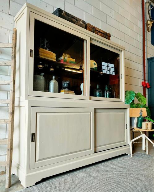 Vintage/Brocante schoolkast, zandkleurige buffetkast🖤, Huis en Inrichting, Kasten | Buffetkasten, Zo goed als nieuw, 200 cm of meer