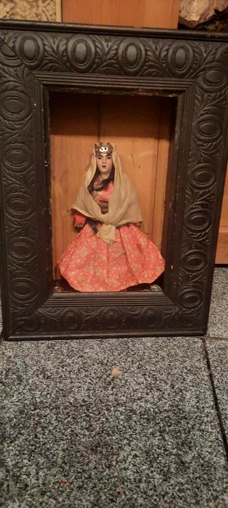 Diepte kastje met antieke pop, Antiek en Kunst, Curiosa en Brocante, Ophalen of Verzenden