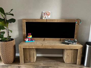 Steigerhouten speeltafel met krijtbord en 2 opbergbakken beschikbaar voor biedingen
