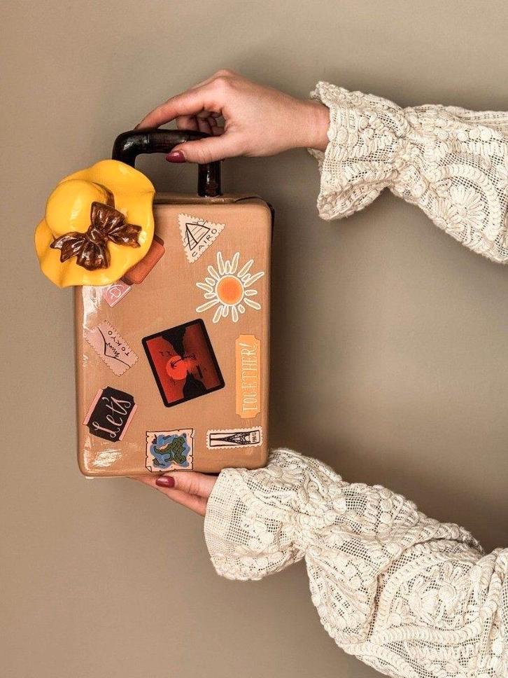 Vaas koffer - reiskoffer - vakantie - reizen - vliegen, Huis en Inrichting, Woonaccessoires | Vazen, Nieuw, Overige kleuren, Minder dan 50 cm