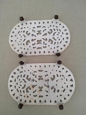 2 Brocante Gietijzeren onderzetters beschikbaar voor biedingen