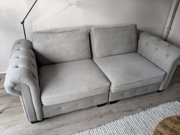 Rechte bank, grijs, 230 breed. Komt begin januari 2026 vrij.