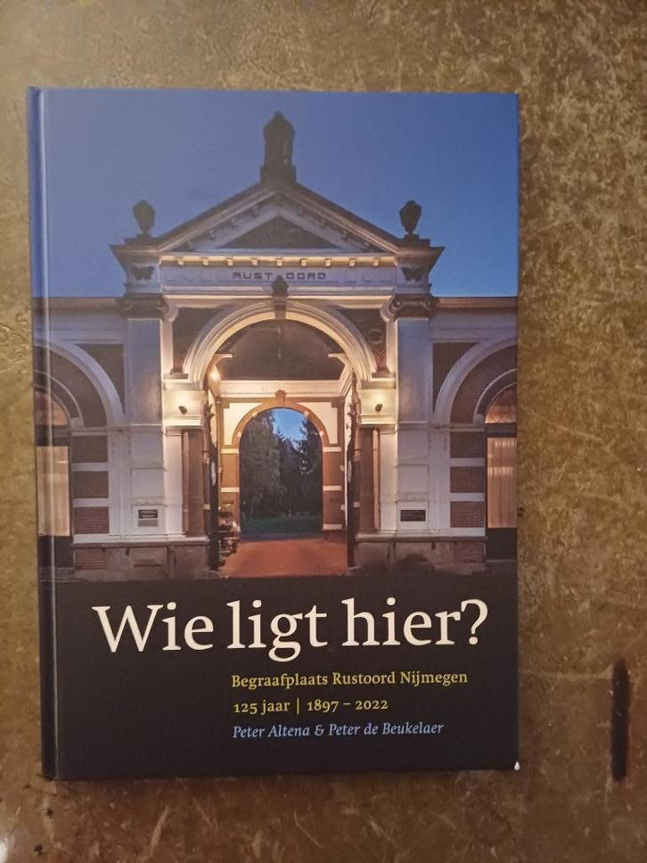 Wie ligt hier? Begraafplaats Rustoord Nijmegen, Boeken, Geschiedenis | Stad en Regio, Nieuw, 20e eeuw of later, Ophalen of Verzenden