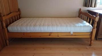 Eenpersoons bed met matras beschikbaar voor biedingen