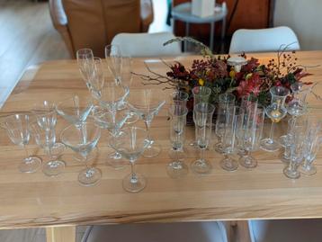 Glasservies voor verschillende drankjes  beschikbaar voor biedingen