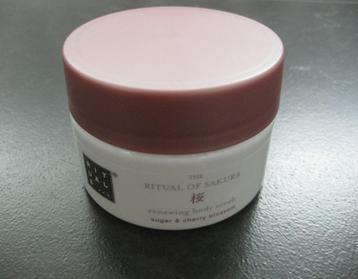 NIEUW Rituals bodyscrub, Sakura, sugar & cherry blossom 125 beschikbaar voor biedingen