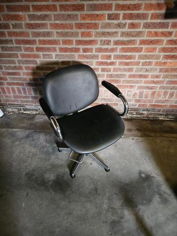 Kapperstoel beschikbaar voor biedingen