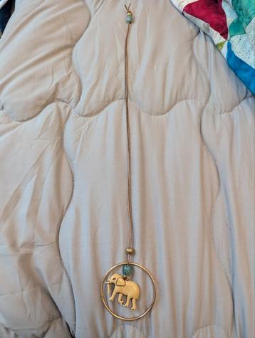 Lange ketting met olifantje beschikbaar voor biedingen