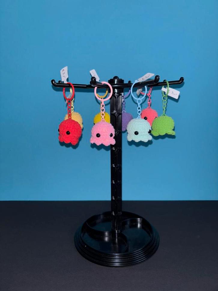 Zelf gehaakte octopus sleutelhanger, Hobby en Vrije tijd, Breien en Haken, Nieuw, Haken, Patroon of Boek, Ophalen of Verzenden