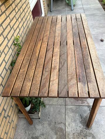 Houten tuintafel beschikbaar voor biedingen