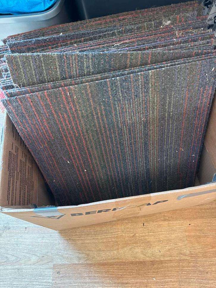 Tapijttegels 50x50cm - 30 stuks, z.g.a.n., Huis en Inrichting, Stoffering | Vloerbedekking, Zo goed als nieuw, Tapijttegels, Bruin