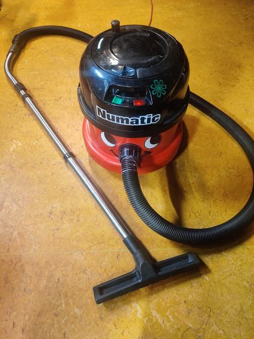 Numatic rode stofzuiger – onverwoestbaar en altijd vrolijk, Witgoed en Apparatuur, Stofzuigers, Zo goed als nieuw, Ophalen of Verzenden