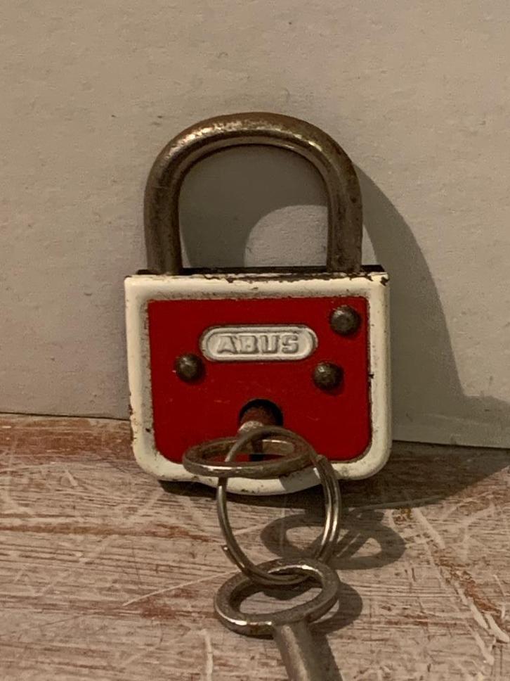 Vintage retro klein hangslot van ABUS met 2 sleuteltjes., Antiek en Kunst, Curiosa en Brocante, Ophalen of Verzenden