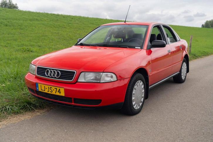 Audi A4 1.6 Sedan | 1995, Auto's, Oldtimers, Bedrijf, Te koop, Audi, Benzine, Sedan, Handgeschakeld, Rood, Grijs, Stof, Achterwielaandrijving