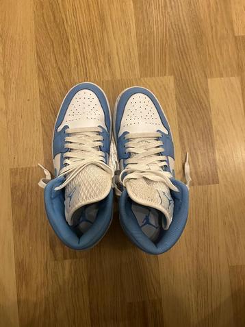 Jordan 1 Mid University Blue Grey beschikbaar voor biedingen