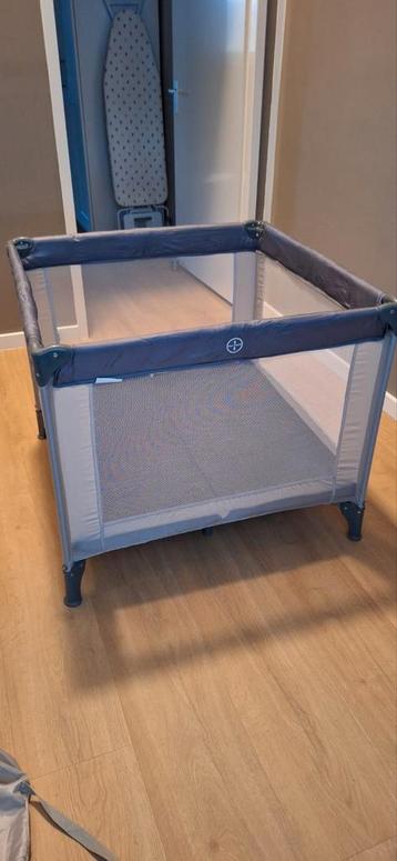Inklapbare babybox met matras en boxkleed beschikbaar voor biedingen