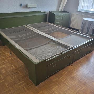 Vintage : Groene 2-persoons bed met 2 nachtkastjes beschikbaar voor biedingen