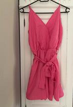 Roze playsuit, 1x gedragen. Maat M, 100% polyester, Kleding | Dames, Jumpsuits, Maat 38/40 (M), Ophalen of Verzenden, Zo goed als nieuw