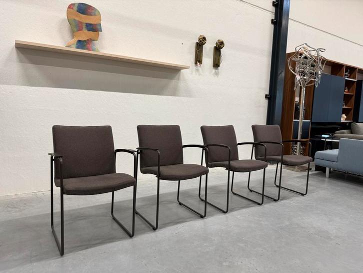 4 Nieuw Leolux Talos eetkamerstoel Feltwool bruin Stoel, Huis en Inrichting, Stoelen, Nieuw, Vier, Bruin, Ophalen of Verzenden