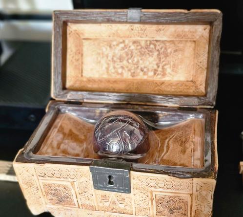 Assassin's Creed the Apple of Eden chest., Verzamelen, Beelden en Beeldjes, Zo goed als nieuw, Ophalen of Verzenden