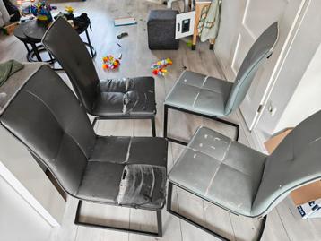 Gratis af te halen: 4 eetkamerstoelen (opknappers) beschikbaar voor biedingen