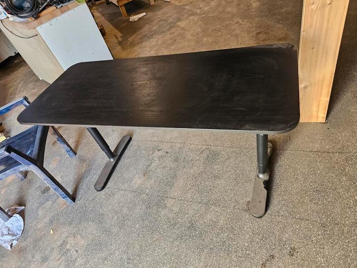 IKEA Bekant Bureau / Tafel, Huis en Inrichting, Bureaus, Ophalen