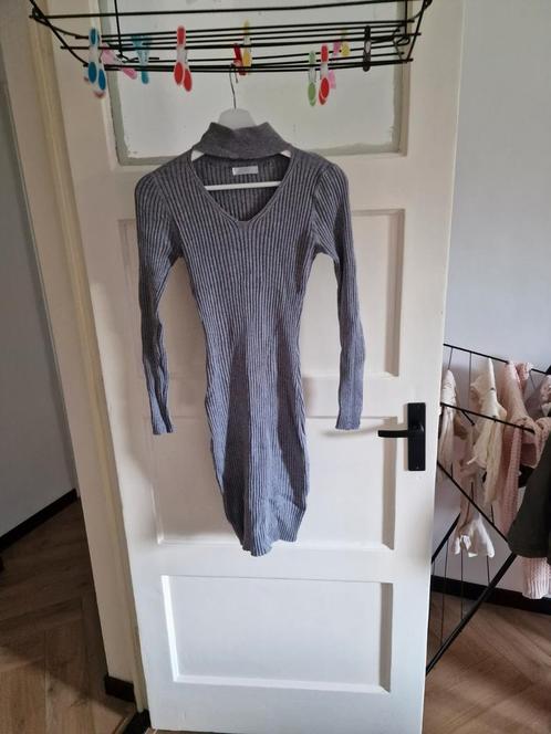 Grijze Ribgebreide Jurk met Col en Uitsnede, Kleding | Dames, Jurken, Zo goed als nieuw, Maat 36 (S), Grijs, Boven de knie, Ophalen of Verzenden