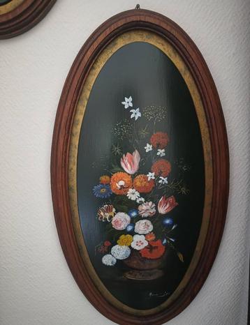 twee Klassiek ovale bloemenschilderijen in houten lijsten beschikbaar voor biedingen
