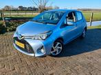 Toyota Yaris 1.5 Hybrid 5DRS NL auto met NAP, Auto's, 1497 cc, 4 cilinders, Blauw, Origineel Nederlands