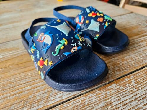 Donkerblauwe kindersandalen met zeethema, Kinderen en Baby's, Kinderkleding | Schoenen en Sokken, Gebruikt, Overige typen, Jongen