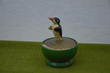 oud rond houten doosje / bakje met Pinguïn erop, naam Hebel