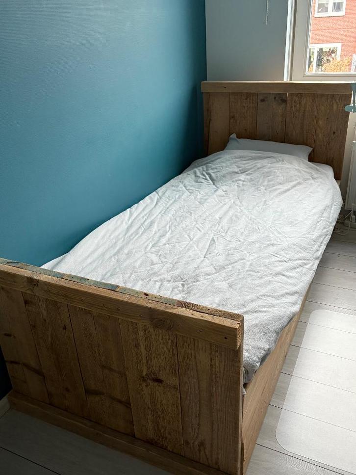 Steigerhouten 1 persoonsbed met lade op wieltjes, Kinderen en Baby's, Kinderkamer | Bedden, Zo goed als nieuw, 180 cm of meer