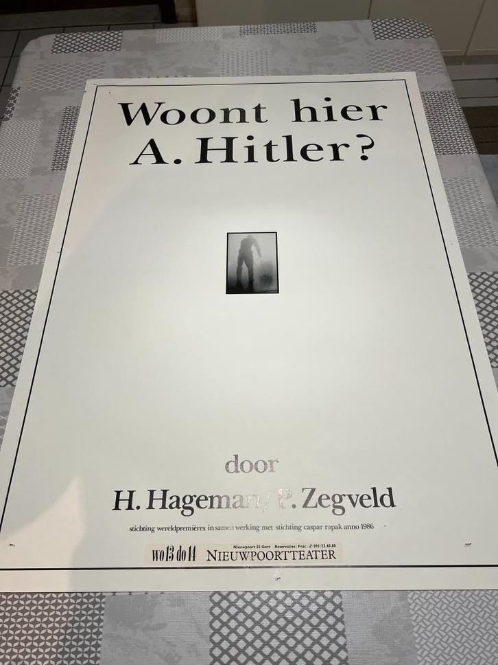 Vintage Poster Woont hier A. Hitler? door H. Hageman / P. Ze, Verzamelen, Posters, Gebruikt, Reclame, Deurposter of groter, Rechthoekig Staand
