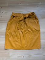 Okergeel nep leren rokje met strik - Maat M, Kleding | Dames, Maat 38/40 (M), Geel, Ophalen of Verzenden, Zo goed als nieuw