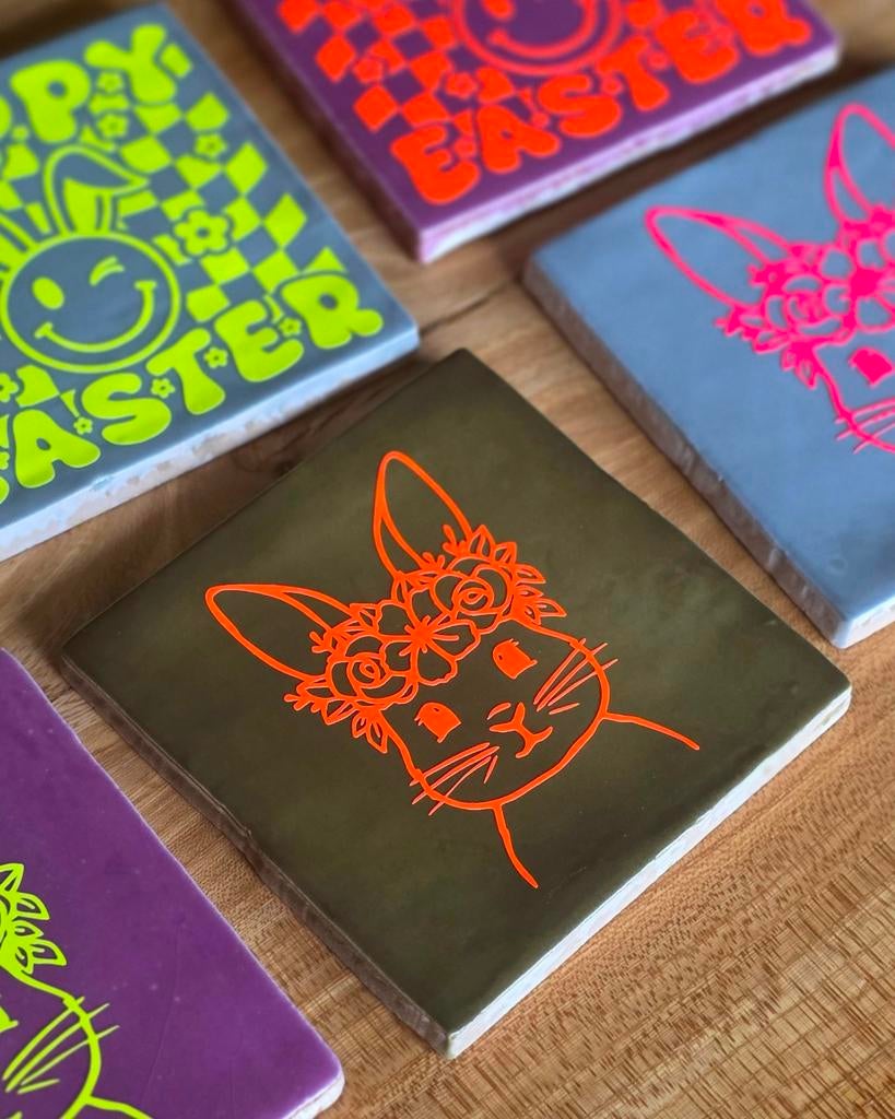 Tegeltje Pasen - Easter Bunny ︎ Neon oranje/Groen ︎10x10cm, Diversen, Ophalen of Verzenden, Nieuw