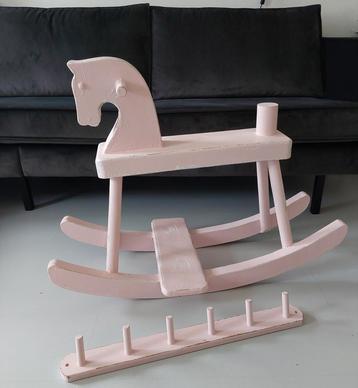 Hobbelpaard Schommelpaard GRATIS Kapstok Roze Hout Brocante beschikbaar voor biedingen