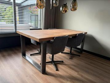 Mooie eettafel van mangohout met stalen poten beschikbaar voor biedingen