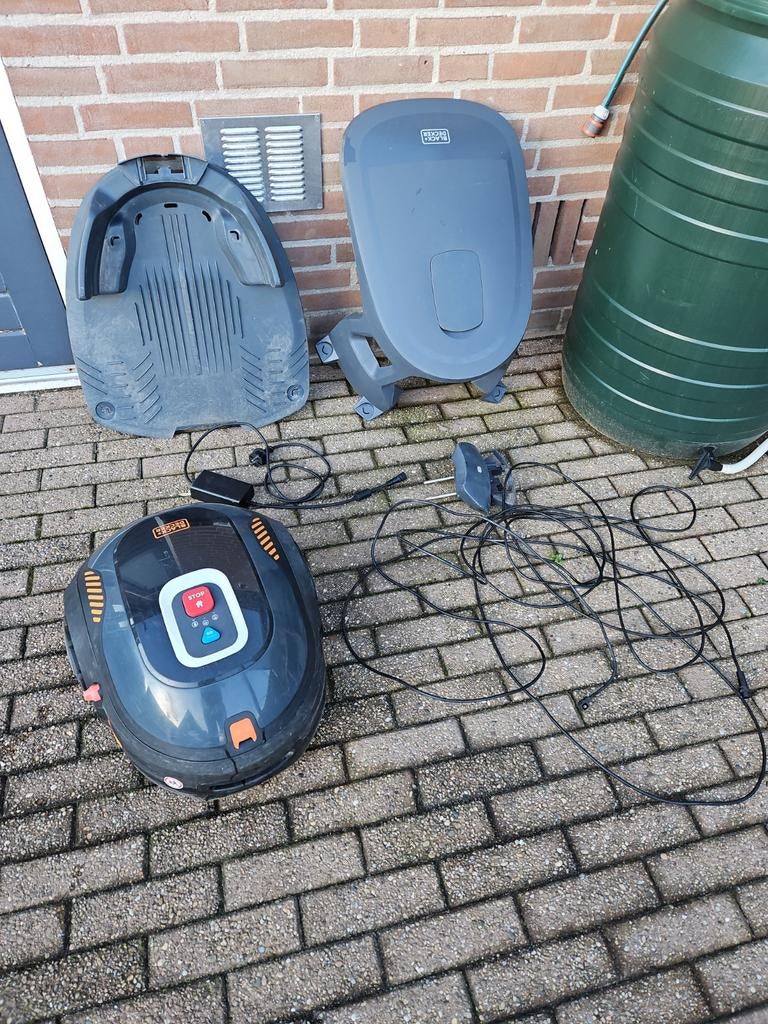 Black+Decker Robotmaaier BCRM123-QW - 700m², Tuin en Terras, Robotmaaiers, Gebruikt, Meer dan 25 cm, Ophalen