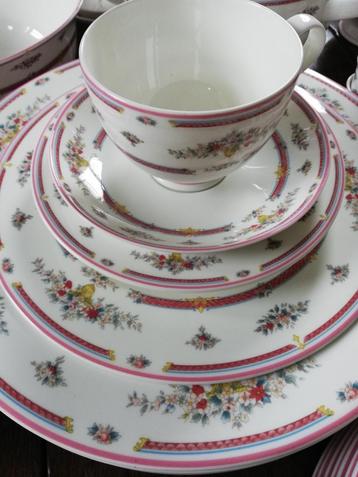 9 pers eet/koffieservies Royal Bone China prachtig decor beschikbaar voor biedingen