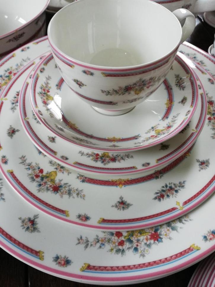 9 pers eet/koffieservies Royal Bone China prachtig decor, Huis en Inrichting, Keuken | Servies, Zo goed als nieuw, Compleet servies