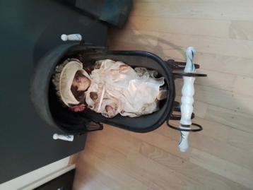 Vintage poppenwagen en porseleinen pop bieden vanaf 25 euro  beschikbaar voor biedingen