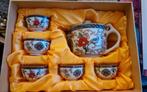Theeservies met bloemmotief - 6 kopjes en theepot, Ophalen of Verzenden, Zo goed als nieuw, Overige stijlen, Kop(pen) en/of Schotel(s)