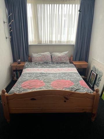 Houten Bed + Matras & Nachtkastjes beschikbaar voor biedingen