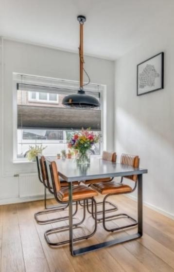 Industriële eethoek: tafel, 4 stoelen en hanglamp