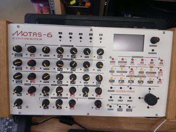 Motas 6 programmeerbare analoge mono synthesizer beschikbaar voor biedingen